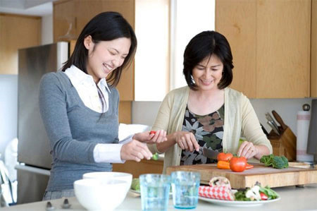 Nắm được thông tin về sở thích, tính cách của thành viên gia đình "đối phương" sẽ giúp bạn gái nhanh chóng hòa đồng. (ảnh minh họa)