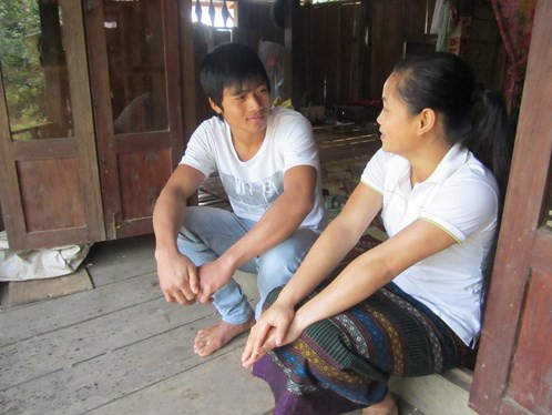 Các chàng trai cô gái lại quây quần bên nhau, trao nhau những câu hát tìm vợ, tìm chồng