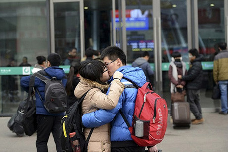 Tiễn biệt nhau ở sân bay (ảnh minh họa, nguồn Internet)