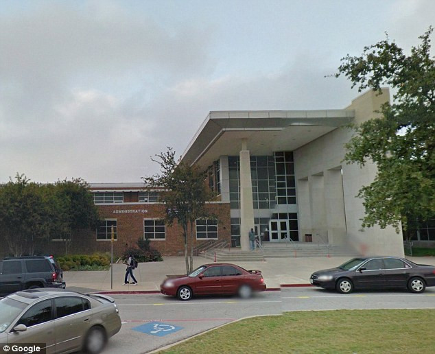 Virus bí ẩn tấn công trường trung học Mỹ