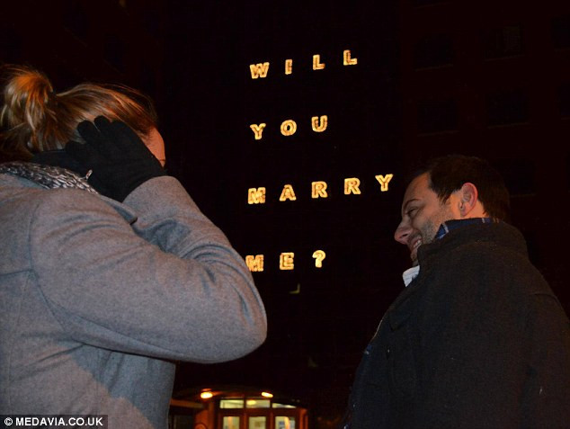 Viết lời cầu hôn lãng mạn lên 10 tầng ký túc xá