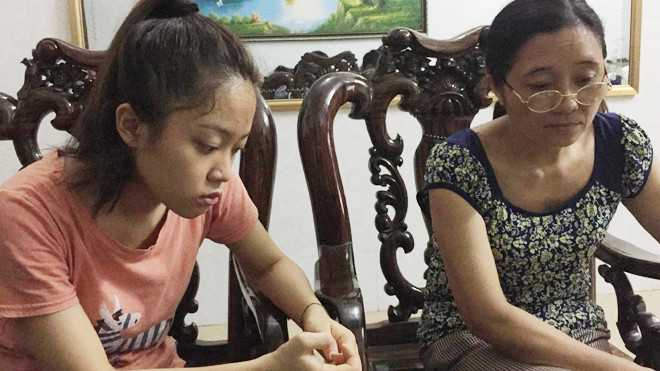 Nữ sinh Trần Hương Ly và mẹ.