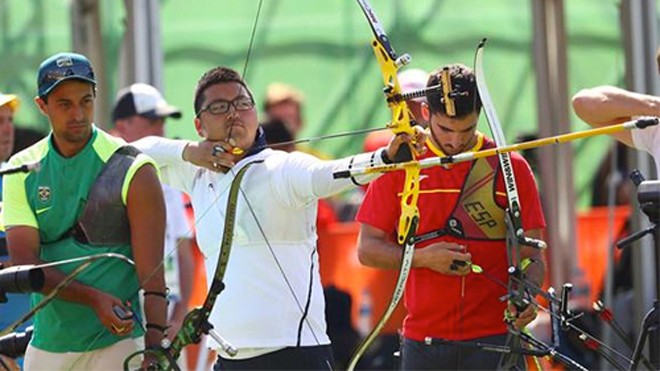 Kim Woo-jin (giữa) trong phần thi xuất sắc hôm qua. Anh là nhà vô địch thế giới ở hai lần gần nhất giải diễn ra, vào các năm 2011 rồi 2015, nhưng chưa từng đoạt huy chương ở Thế vận hội. Ảnh: Reuters.