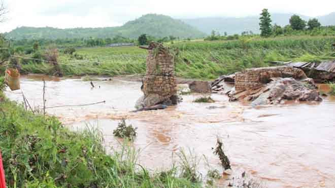 Đắk Lắk: Mưa cuốn trôi cầu tạm, cô lập hàng chục hộ dân