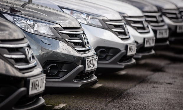 Ô tô tại đại lý. Rất ít xe được mua bằng tiền mặt mà dùng tiền vay. Ảnh: Getty Images