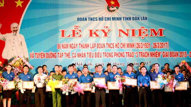 10 tập thể, 25 cá nhân được tuyên dương, khen thưởng. 