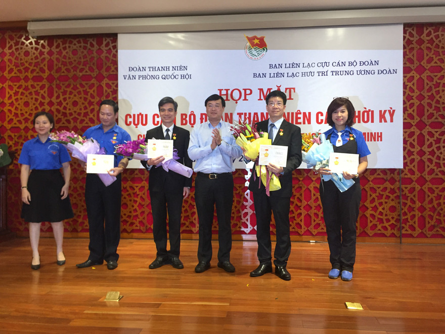 Bí thư thứ nhất T.Ư Đoàn Lê Quốc Phong trao tặng Kỷ niệm chương Vì thế hệ trẻ cho các đồng chí lãnh đạo, cán bộ Văn phòng Quốc hội.