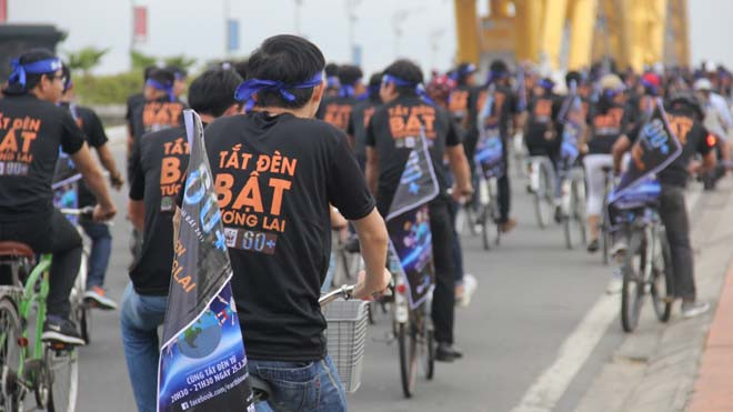 Đạp xe quanh TP. Đà Nẵng cổ động người dân tiết kiệm điện. Ảnh: T.T. 