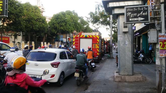 Lực lượng chức năng có mặt điều tra vụ việc.