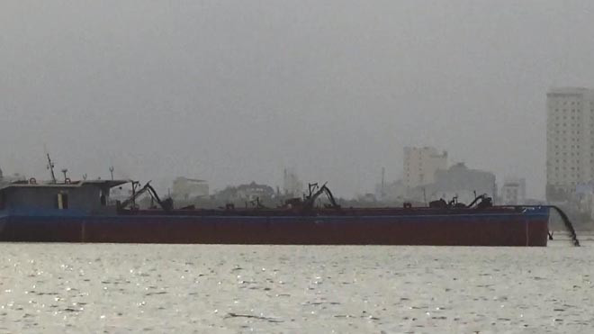 Những tàu được thuê hút và bơm cát tại Cửa Đại - Hội An lại đang bơm cát vào bờ công trình lấn biển đô thị Đa Phước ở Đà Nẵng vào sáng ngày 15-3 - ảnh PV cắt từ clip