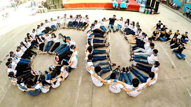 Sinh viên xếp hình hưởng ứng giờ trái đất năm 2017.