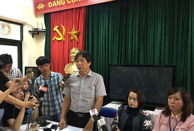 Ông Tạ Ngọc Thắng thông tin về vụ việc tại trường Tiểu học Quang Trung sáng 6/12.