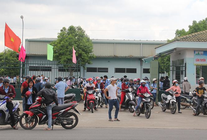 Công nhân bức xúc vì làm ‘bục mặt’ lương vẫn thấp, không đủ sống