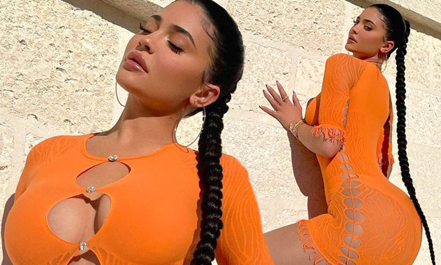 Tỷ phú Kylie Jenner khoe body 'bốc lửa' với áo xẻ ngực, 'check-in' ở villa có giá 32.500 USD/đêm