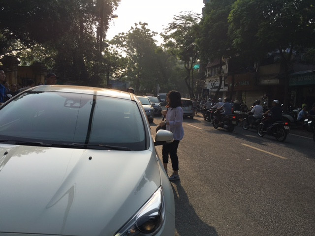 Thí sinh đến trường thi tại điểm trường THPT Chu Văn An (Hà Nội)