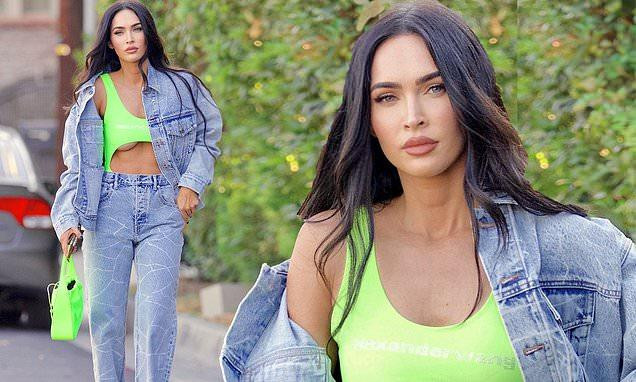 Megan Fox phanh áo, khoe chân ngực đầy 'bỏng mắt'