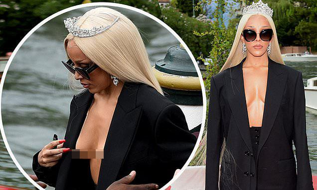 Doja Cat để ngực trần đi dự show thời trang