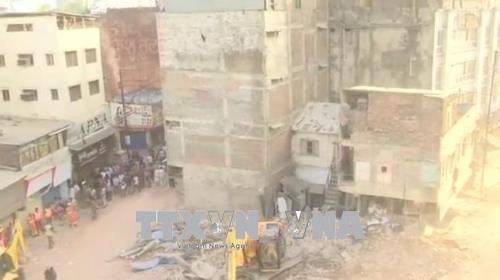 Hiện trường vụ sập khách sạn tại Indore. Ảnh: ANI/TTXVN 