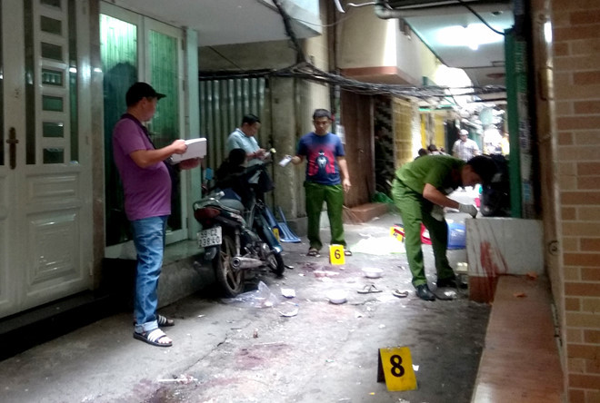 Công an khám nghiệm hiện trường. Ảnh: Thái Linh. 