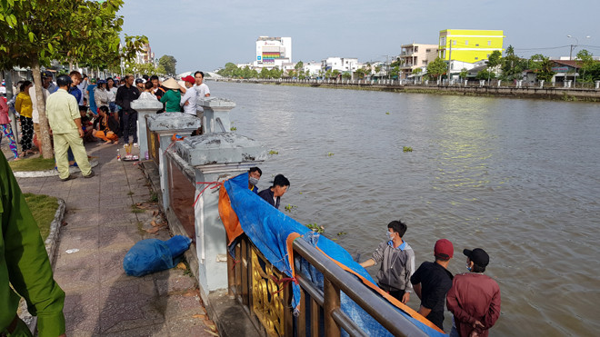 Người dân đến nơi để thi thể nạn nhân