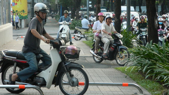 Xe máy vẫn luồn lách khá dễ dàng qua barie lắp trên vỉa hè.