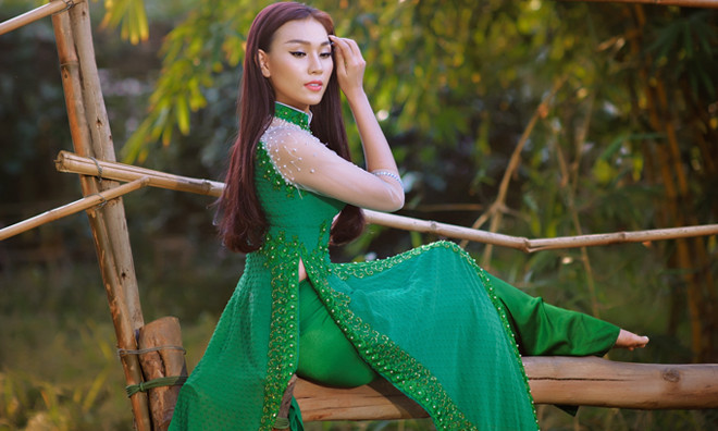 Siêu mẫu Diệu Huyền duyên dáng áo dài trên cầu khỉ