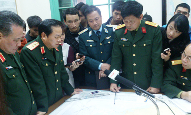 Thượng tướng Đỗ Bá Tỵ nghe các đồng chí ở Sở chỉ huy báo cáo tình hình tìm kiếm máy bay Malaysia mất tích. Ảnh: Tuấn Nguyễn.