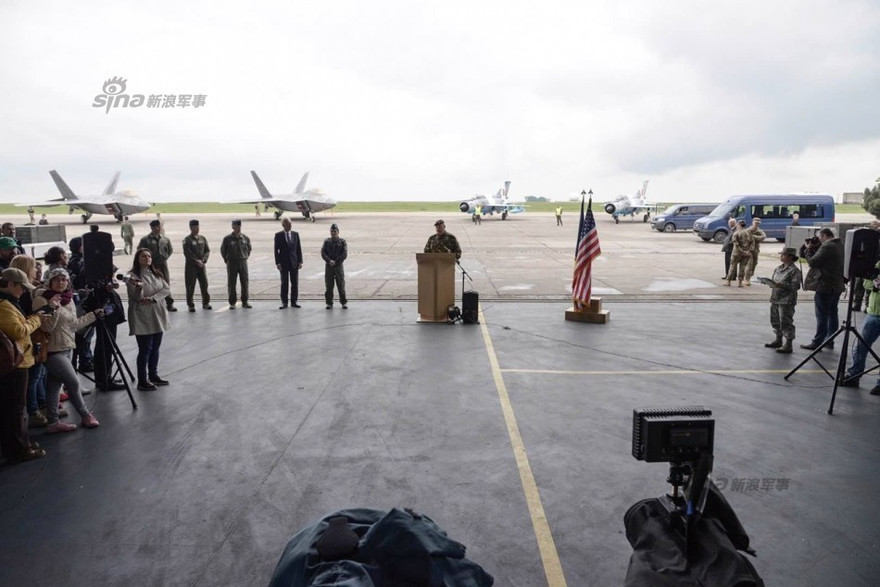 [ẢNH] Siêu tiêm kích F-22 Mỹ lộ diện ở Đông Âu