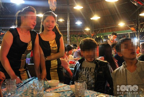 Làm PG bia rượu, bị bạn bè khinh là gái hư