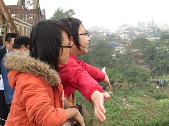 Bạn trẻ rủ nhau ‘chia tay’ cầu Long Biên