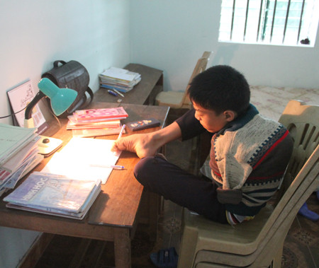 Khâm phục ý chí của cậu bé mồ côi không tay