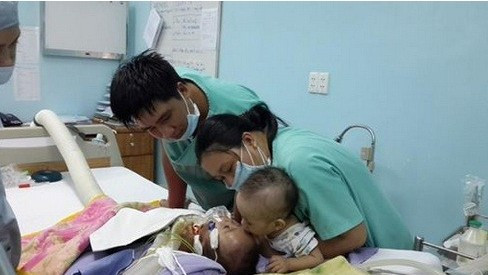 Nụ hôn vĩnh biệt của bé song sinh lay động giới trẻ Việt