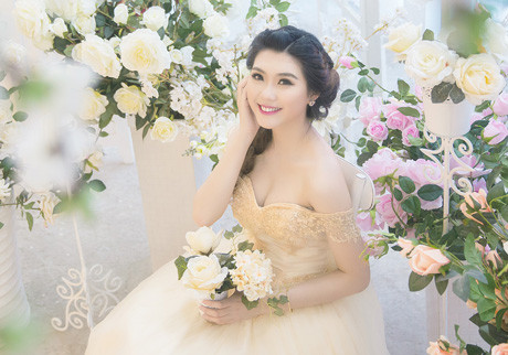 Nữ sinh Hàng không tuổi 19 xinh tươi khoe sắc thắm