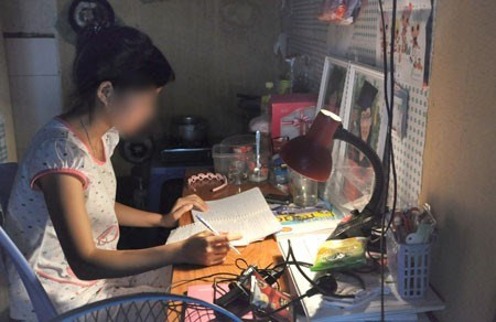 Gian truân nữ sinh vác bụng bầu lên giảng đường