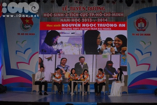 Teen girl 18 tuổi siêu tiếng Anh, thạo 6 loại nhạc cụ