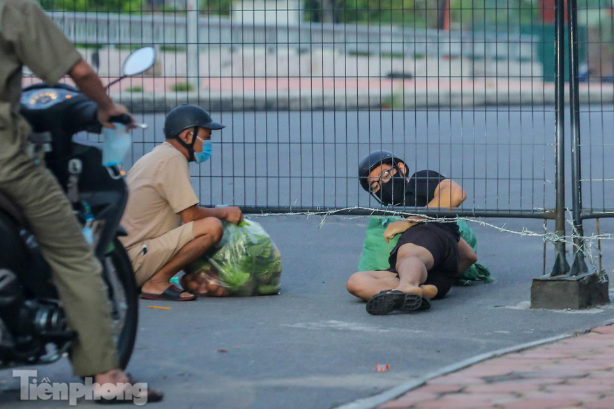 Nhức mắt cảnh luồn rào qua chốt cứng ở Hà Nội