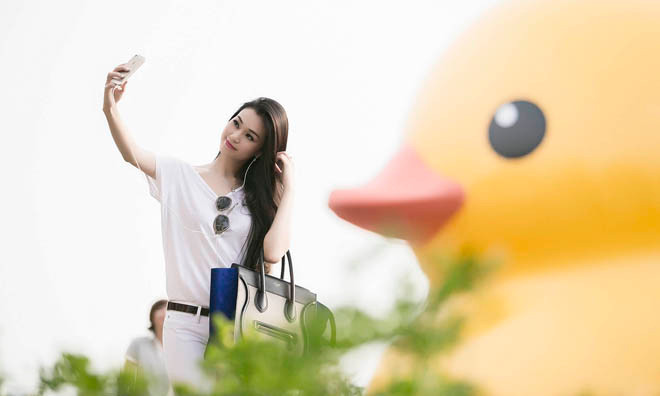 Khánh My tạo dáng xì-tin bên chú vịt vàng khổng lồ