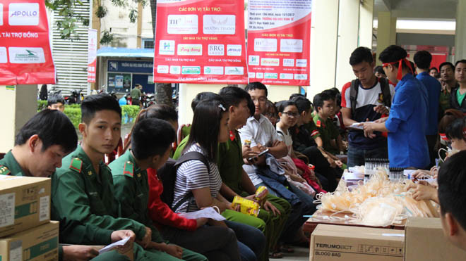 Hàng dài các bạn sinh viên và các chiến sĩ công an, bộ đội đợi hiến máu dù đã gần 11h trưa