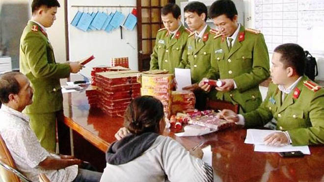 Công an thành phố Huế thu giữ tang vật, làm việc với chủ hàng để xác định hành vi vi phạm và xử lý theo quy định. Ảnh: Công Bình 