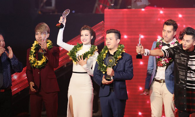 Đội Đông Nhi giành giải quán quân.