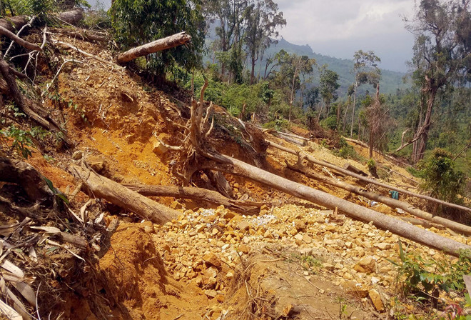 Một điểm khai thác quặng trái phép được hai phóng viên ghi lại. Ảnh: Thành Long.