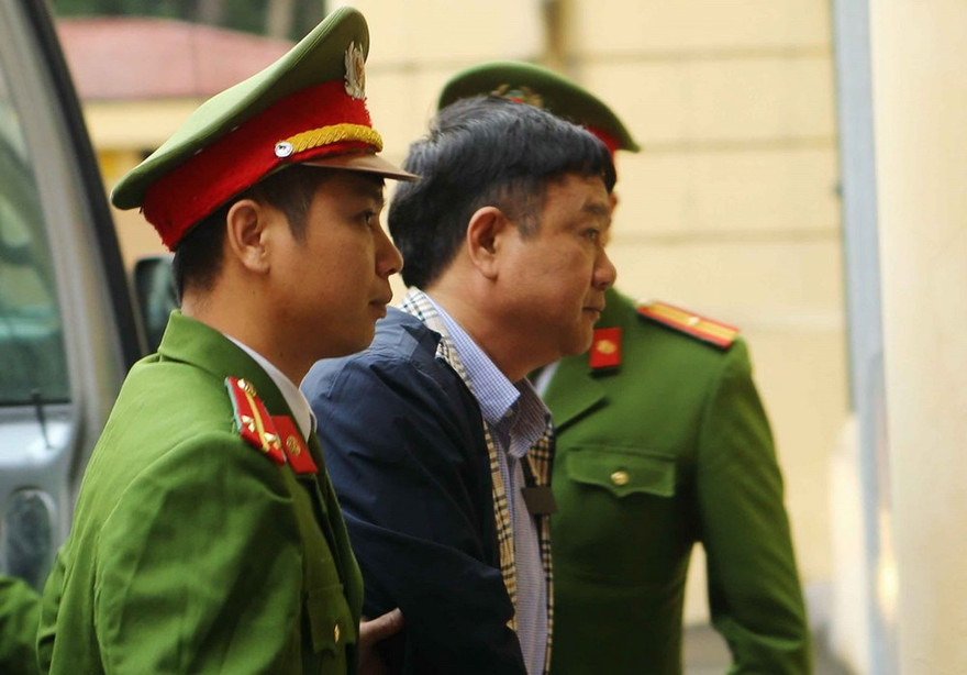 Ông Đinh La Thăng được đưa vào phòng xét xử. Ảnh: TTXVN.