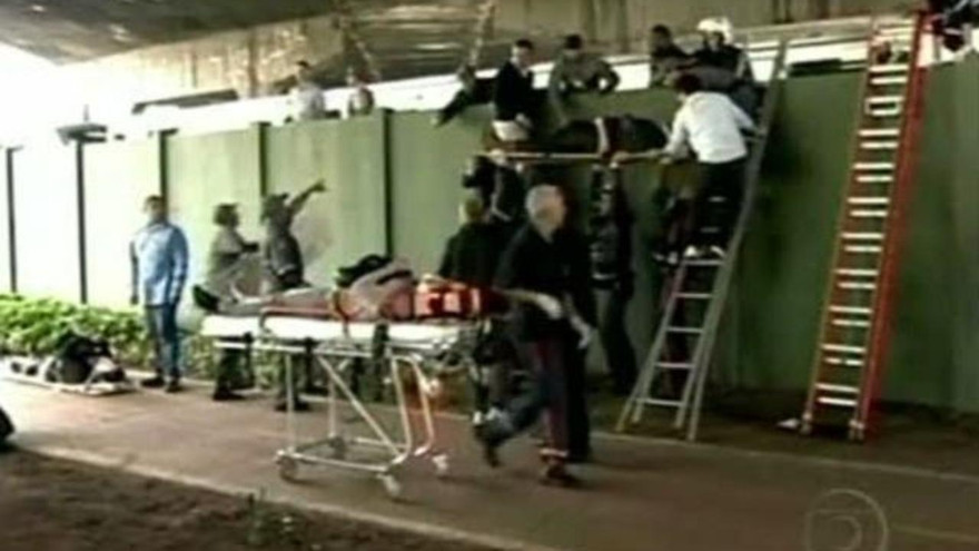 Công tác sơ cứu đang được tiến hành ở nơi xảy ra vụ tai nạn