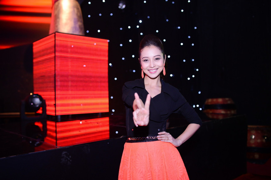 Jennifer Phạm trẻ trung và nhí nhảnh khi dẫn Giọng hát Việt nhí.