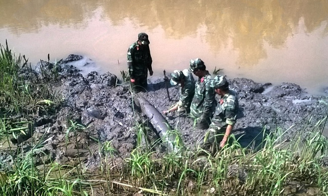 Trục vớt quả bom nặng hơn 200kg dưới lòng kênh