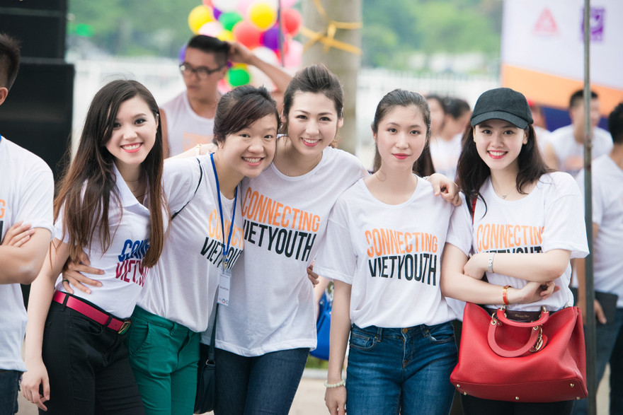 Á hậu Tú Anh tham gia chạy bộ cùng hàng trăm bạn trẻ.