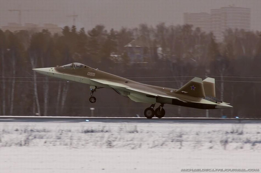 [ẢNH] Tiêm kích T-50 xuất hiện với nước sơn lạ