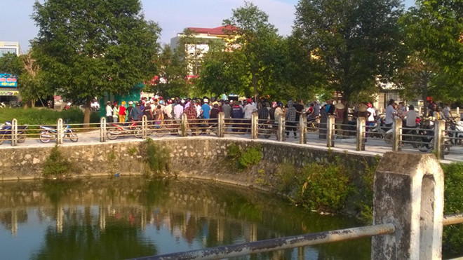 Hiện trường nơi phát hiện thi thể khiến nhiều người dân hiếu kỳ đến xem. 