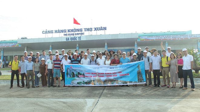 Những hành khách đầu tiên trong chuyến bay thẳng Thanh Hóa- Bangkok sáng 28/7.