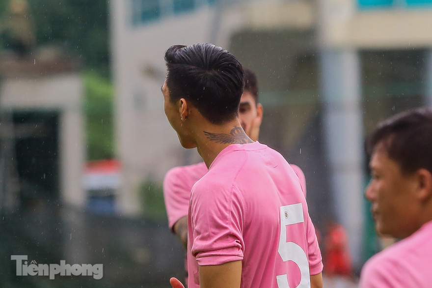 Trở lại Hà Nội, Văn Hậu lộ hình xăm ‘cối xay gió’